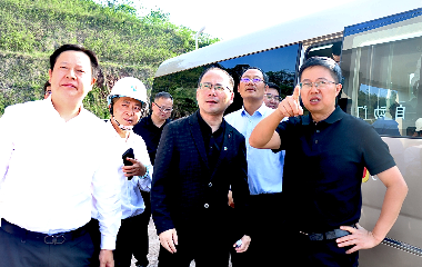 宜賓市南溪區(qū)委書記、南溪經開區(qū)黨工委書記劉剛率隊調研遠東宜賓智能產業(yè)園